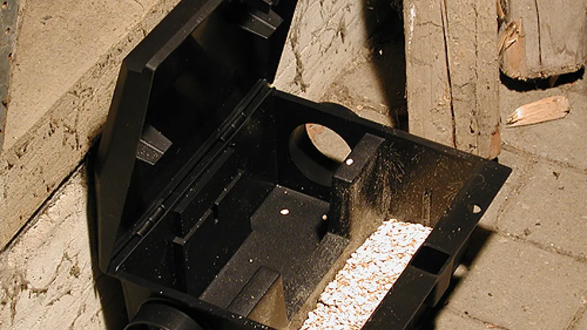 Köderbox mit Haferflockenköder.
Quelle: Dr. Pelz, BBA