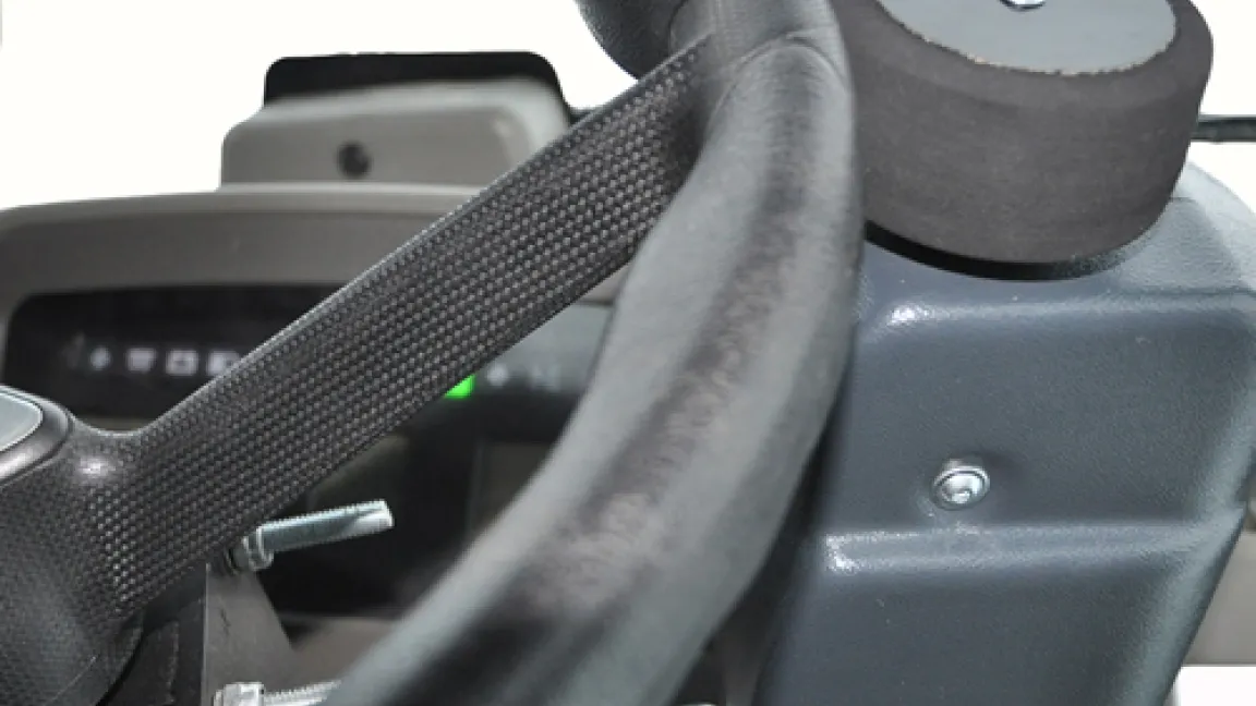 Dieses Lenksystem besteht unter anderem aus einem Elektromotor, der über eine Rolle das Lenkrad dreht.
Quelle: Leica-Geosystems