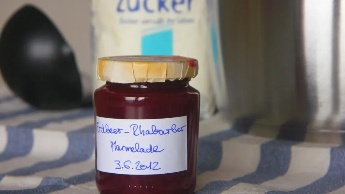 Rhabarber lässt sich zusammen mit Erdbeeren zu einer leckeren Marmelade verarbeiten. Foto: Matthias Wiedenau