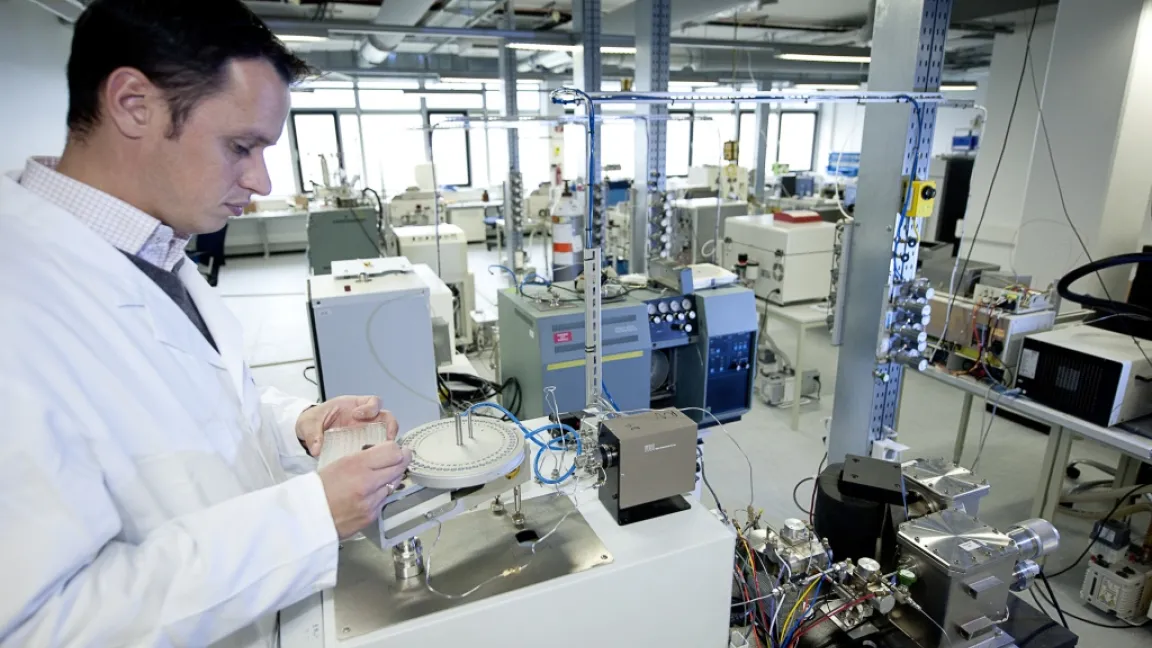 Die Isotopenanalyse des Massenspektometers muss mit Referenzproben verglichen werden, um die Herkunft der Probe zu ermitteln. Foto: TÜV Rheinland agroisolab