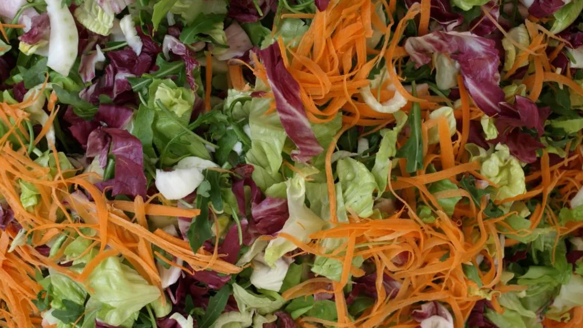 Radicchio wird gerne in Mischungen mit anderen Salaten gegessen. Foto: Petra Dirscherl/Pixelio