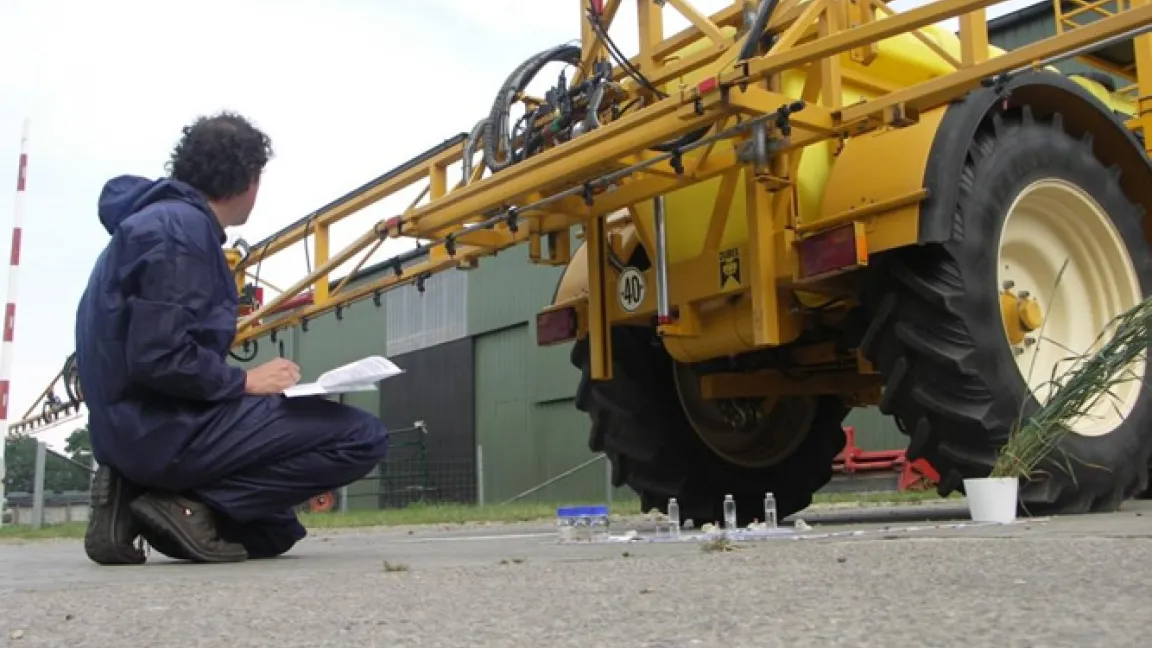 Die Teilnehmer informieren sich unter anderem über moderne Pflanzenschutztechnik.
Quelle: Matthias Wiedenau