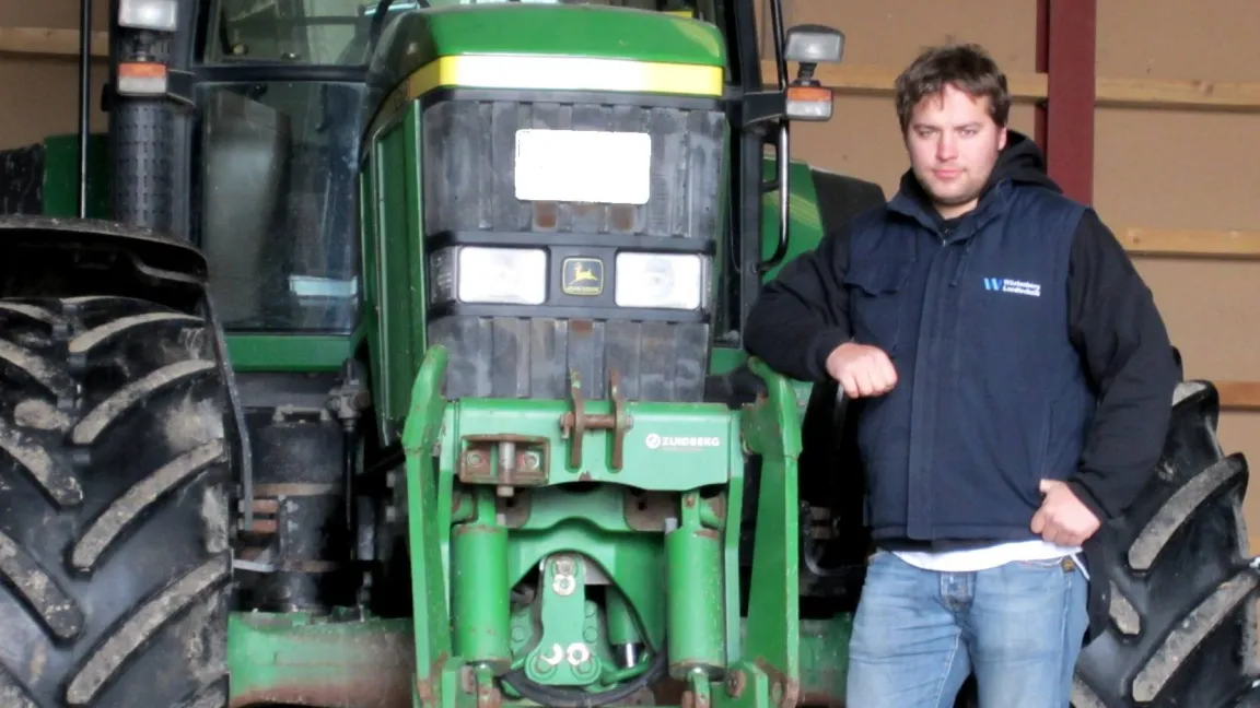 Landwirt Momme Volquardsen will den Ackerfuchsschwanz langfristig im Griff behalten. Foto: Matthias Wiedenau