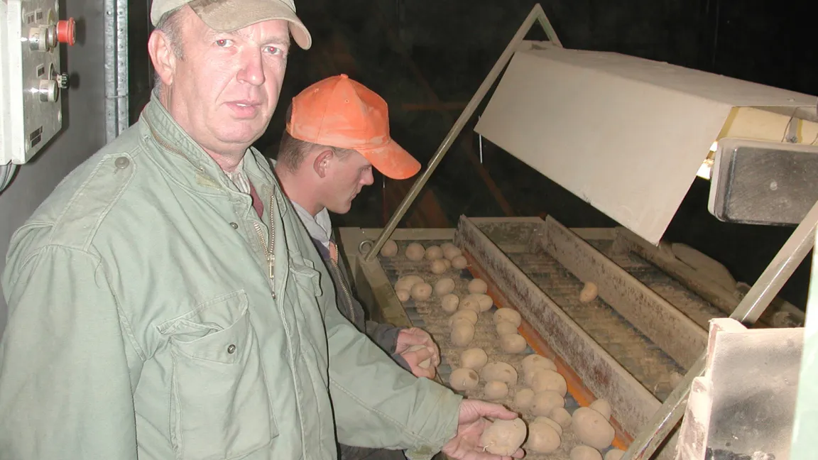 Seniorchef Rudolf Laupus (l.) ist auch nach der Hofübergabe an seinen Sohn noch aktiv. Foto: Beppo Bachfischer