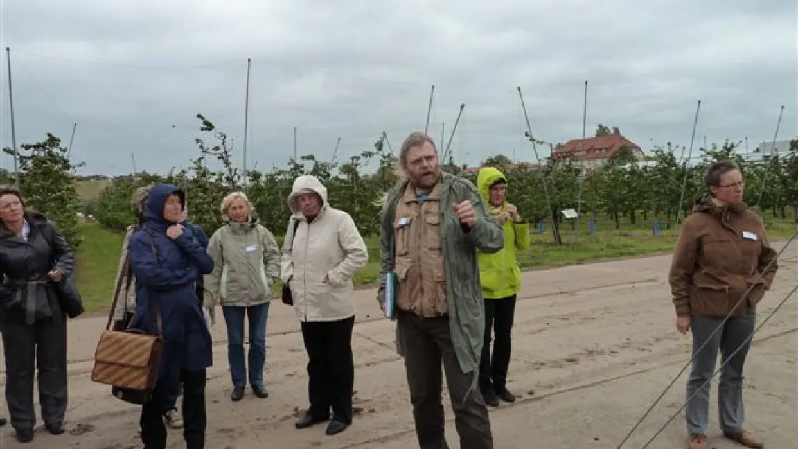 Martin Krumbein, Mitarbeiter der LVG Erfurt, mit interessierten Lehrern auf dem Geände der Lehr- und Versuchsanstalt. Foto: IVA