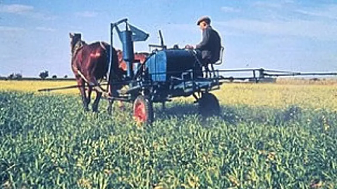 Pferdegezogene Feldspritze aus den 50er Jahren.
	Quelle: Bayer CropScience