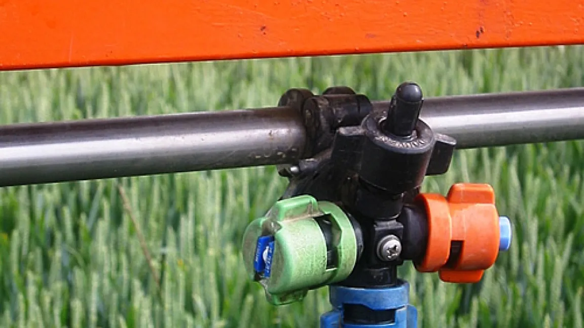 Pflanzenschutzgeräte können mit drehbaren Mehrfachdüsenträger ausgerüstet werden. Die senkrecht nur unten zeigende Düse wird mit Spritzbrühe versorgt.
Quelle: Wiedenau