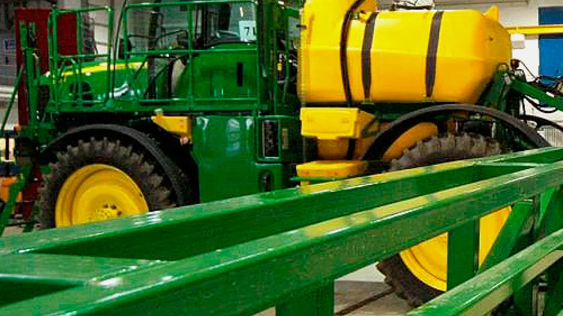 Pflanzenschutzgeräte werden alle 2 Jahre in amtlich anerkannten Kontrollwerkstätten auf ordnungsgemäße Funktion geprüft.
Quelle: Julius Kühn-Institut