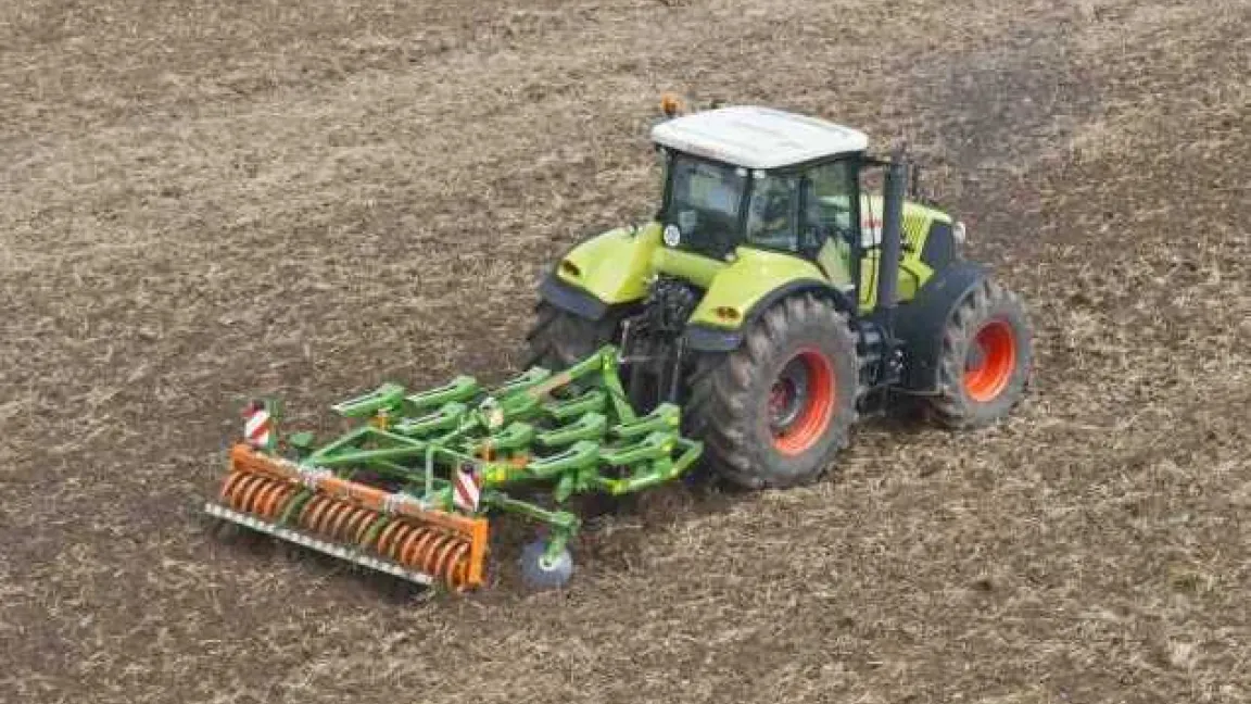 W.J. Kalami wünscht sich einen kleinen Traktor um größere Flächen bewirtschaften zu können. Foto: Amazone