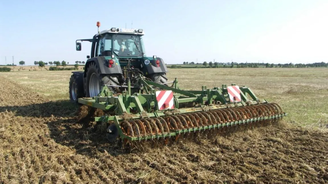 	Für den umweltschonenden pfluglosen Ackerbau ist Glyphosat ein wichtiges Hilfsmittel, um die Verunkrautung im Griff zu behalten. Foto: Matthias Wiedenau