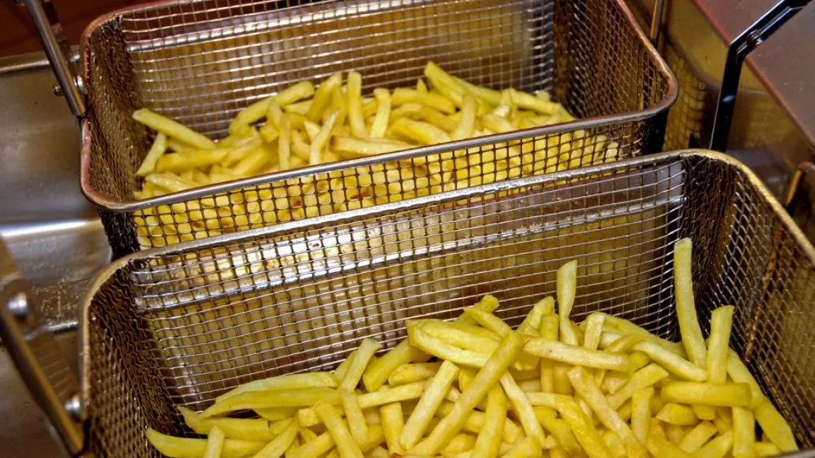 Für lange Pommes frites werden große Kartoffeln benötigt. Foto: Paul-Georg Meister/pixelio.de