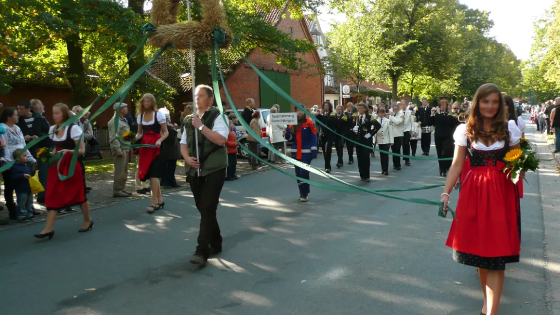 Zum Erntedankfest werden in Deutschland häufig Erntekronen aus Getreideähren, Blumen und bunten Bändern geflochten. Foto: Brauchtum.de