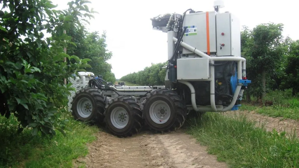Der erste Roboter für den Obstbau, hier noch ohne Spritz- und Mulchvorrichtung, aber mit bodenschodendem Fahrwerk. Foto: TU Dresden