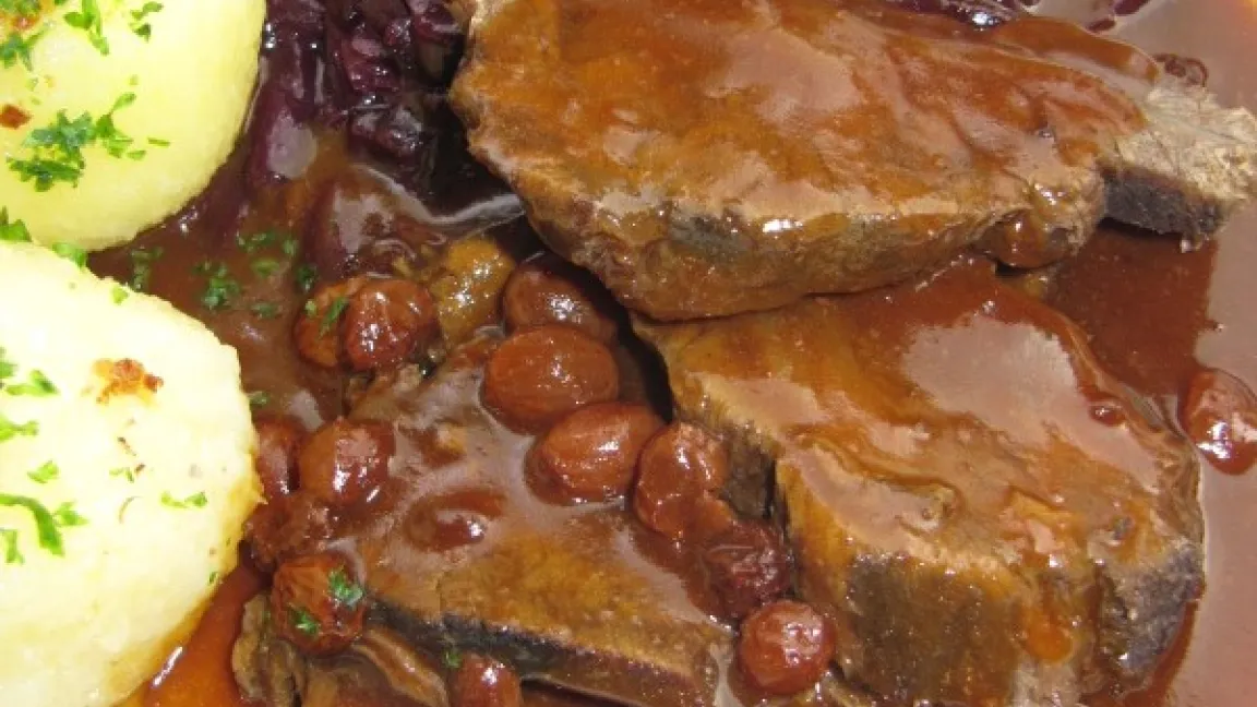 Sauerbraten mit Knödeln und Rotkohl - ein beliebtes Gericht. Foto: nimkenja / Pixelio