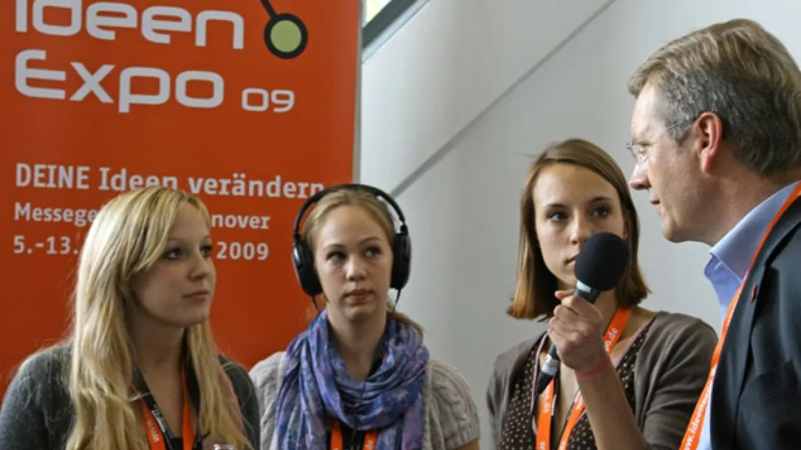 SchülerReporter im Interview mit dem Niedersächsischen Ministerpräsidenten Christian Wulff
Quelle: Nieders. Ministerium für Ernährung, Landwirtschaft, Verbraucherschutz und Landesentwicklung, Pressestelle