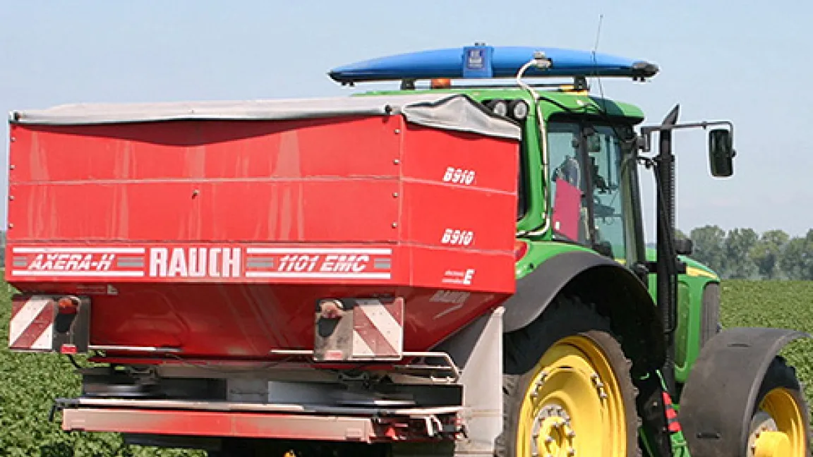 So viel wie nötig, so wenig wie möglich Dünger: Mit Hilfe des blauen Stickstoff-Sensors auf dem Schlepperdach wachsen Qualitätskartoffeln.
	Quelle: Agri Con GmbH