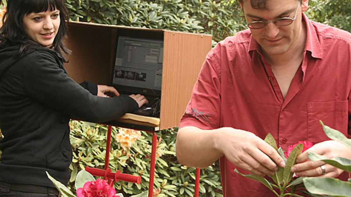 Sortenspezialist Odo Tschetsch mit seiner Assistentin Emma Wagner. Die Daten werden gleich vor Ort in die Datenbank eingegeben.
Quelle: Genbank Rhododendron