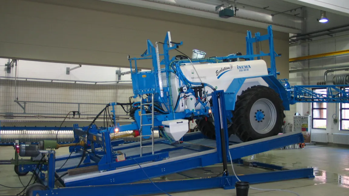 Pflanzenschutzspritze auf dem Restmengenprüfstand. Foto: JKI