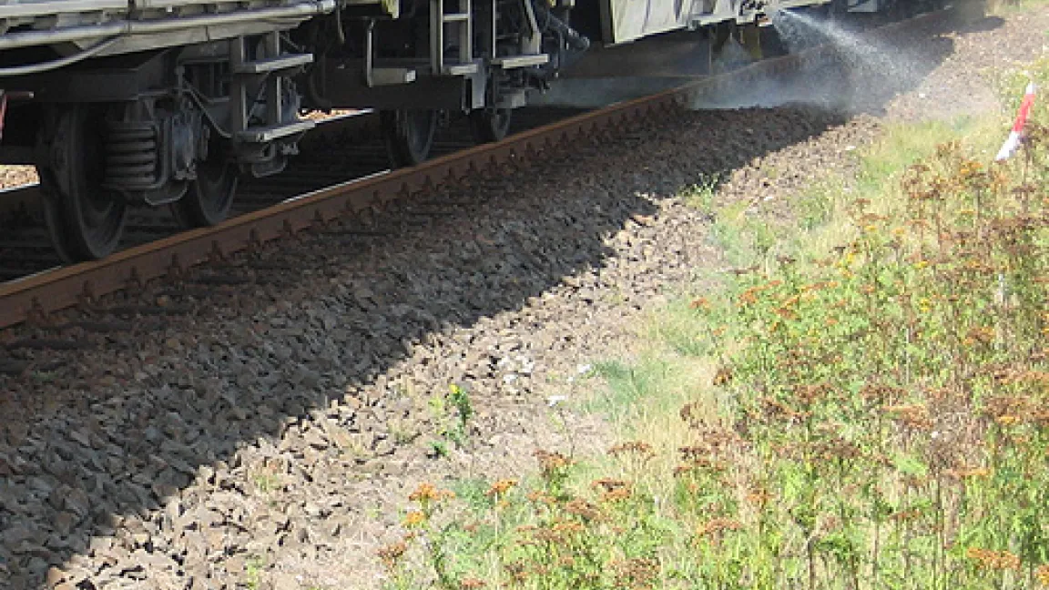 Spritzzug bei der Applikation von Pflanzenschutzmitteln. Der Herbizideinsatz erfolgt nur am Gleiskörper. Die Pflanzenwuchs an den Rändern wird nicht beeinträchtigt.
	Quelle: BBA Fachgruppe Anwendungstechnik