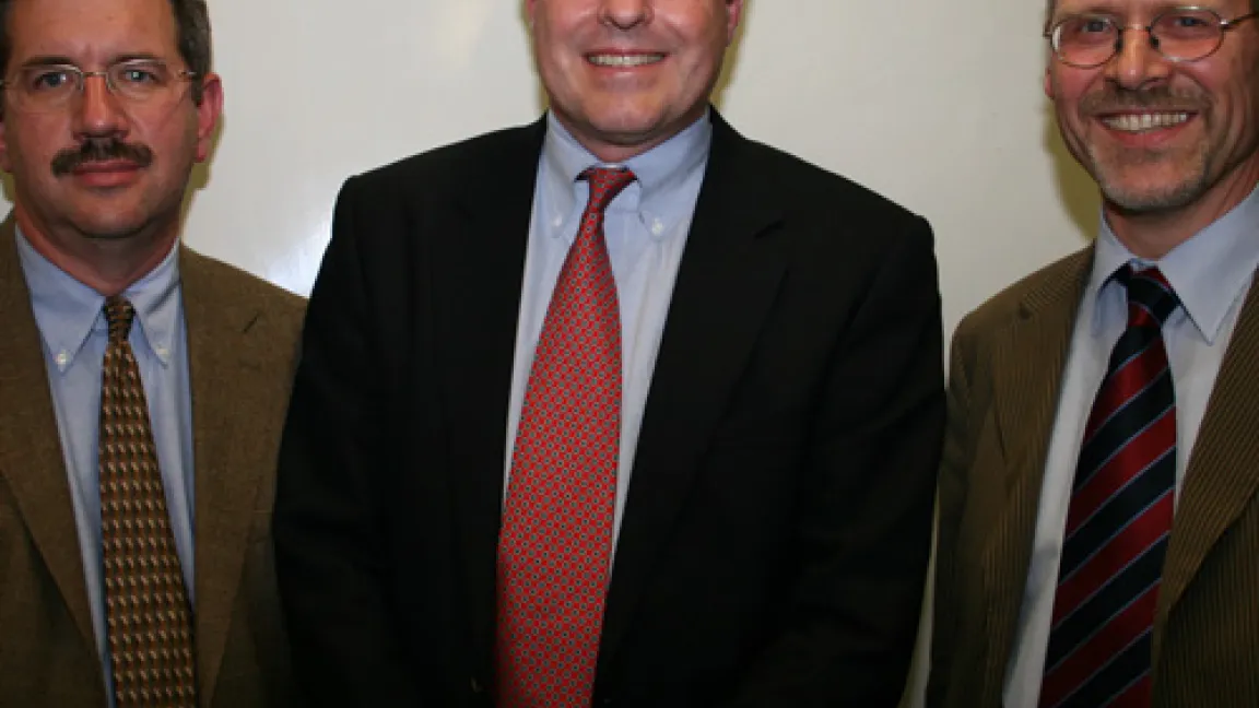 Stephen Ford (Mitte) zusammen mit Gregory W. Roth (links) und Dietmar Achilles von der amerikanischen Botschaft.
Quelle: Rheinischer Landwirtschaftsverlag