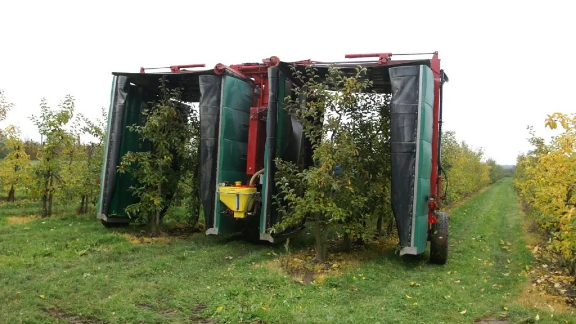 Mit einem Tunnelspritzgerät kann der Kupferverbrauch deutlich reduziert werden. Foto: Kompetenzzentrum für Obstbau Jork
