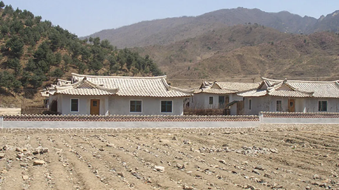 Typisch koreanische Bauernhäuser ....... in der Nähe von Kaesong, nahe der Grenze zu Südkorea,aufgenommen Mitte April 2006. Quelle: Manfred Schneider www.nordkorea-info.de