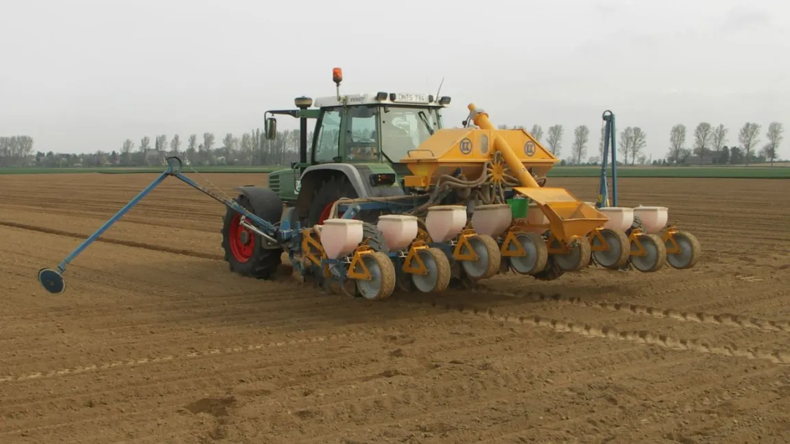 So funktioniert Unterfußdüngung: Während der Aussaat gelangt der Dünger aus dem gelben Vorratsbehälter über Schläuche ganz in der Nähe der Maiskörner in den Boden. Foto: Matthias Wiedenau