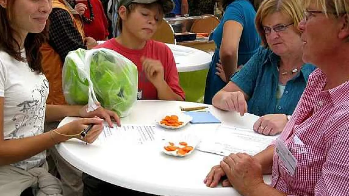 Verbraucher bei der Möhrenverkostung
Quelle: Josef Schlaghecken