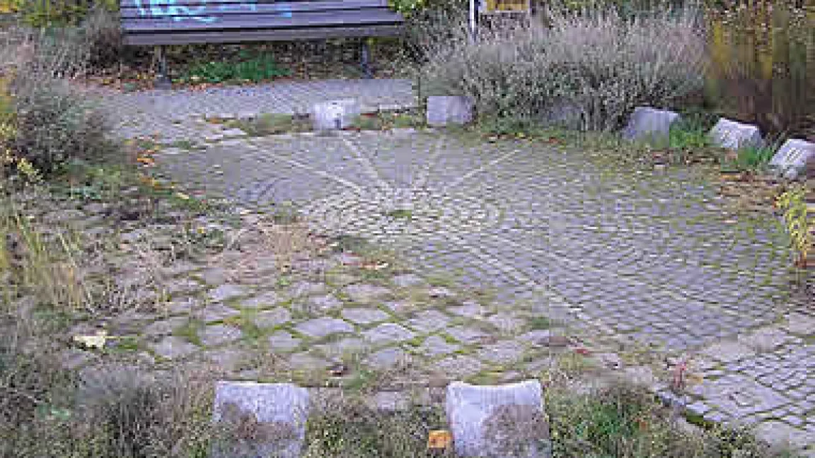 Vernachlässigte Grünanlage, die keine Lebensqualität bietet.
	Quelle: H. Balder.