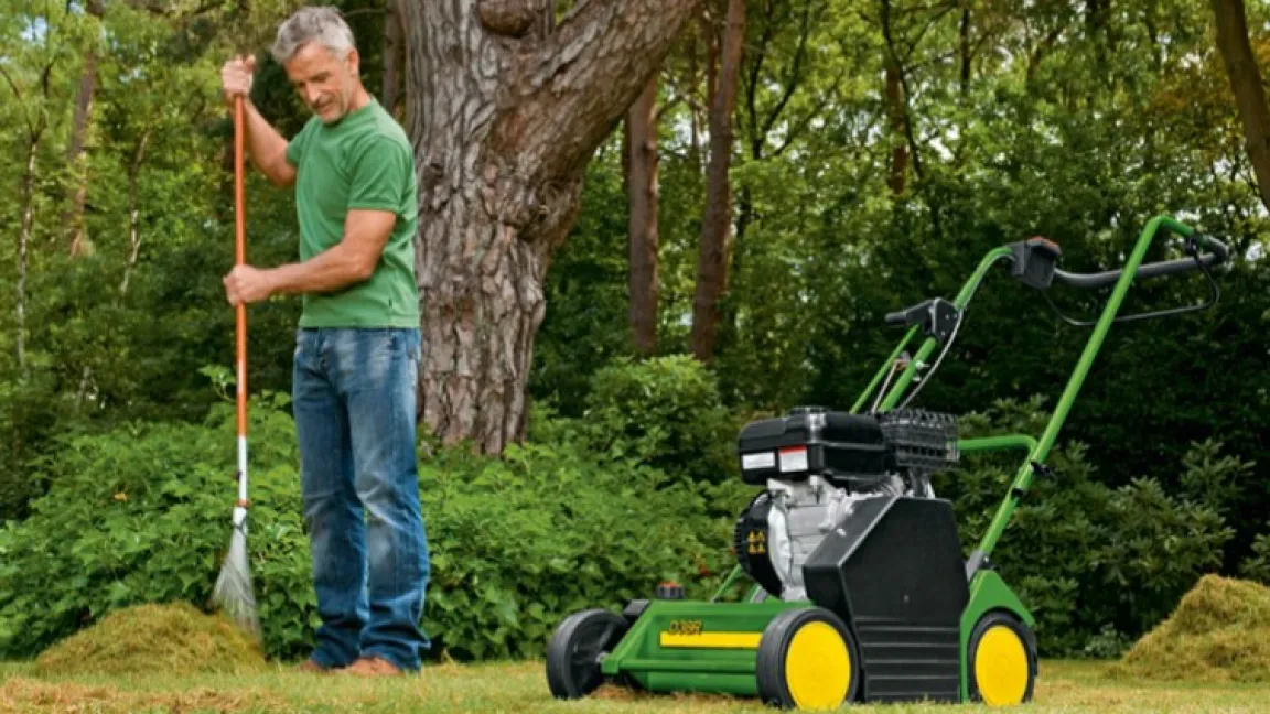 Mehrmals im Jahr vertikutieren ist sinnvoll, aber nur bis knapp über der Bodenoberfläche. Foto: John Deere