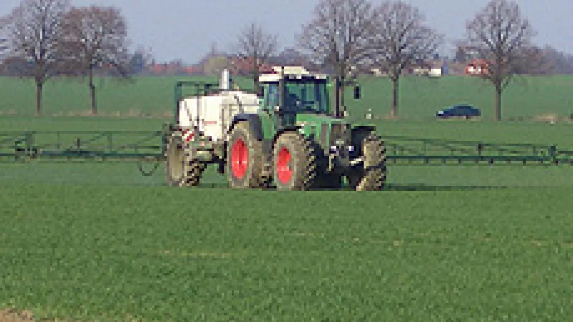 Wenn die Landwirtschaft auf einen Großteil der Pflanzenschutzmittel verzichten muss, hat das weitreichende Folgen für Wirtschaft und Verbraucher.
Quelle: Mogwitz