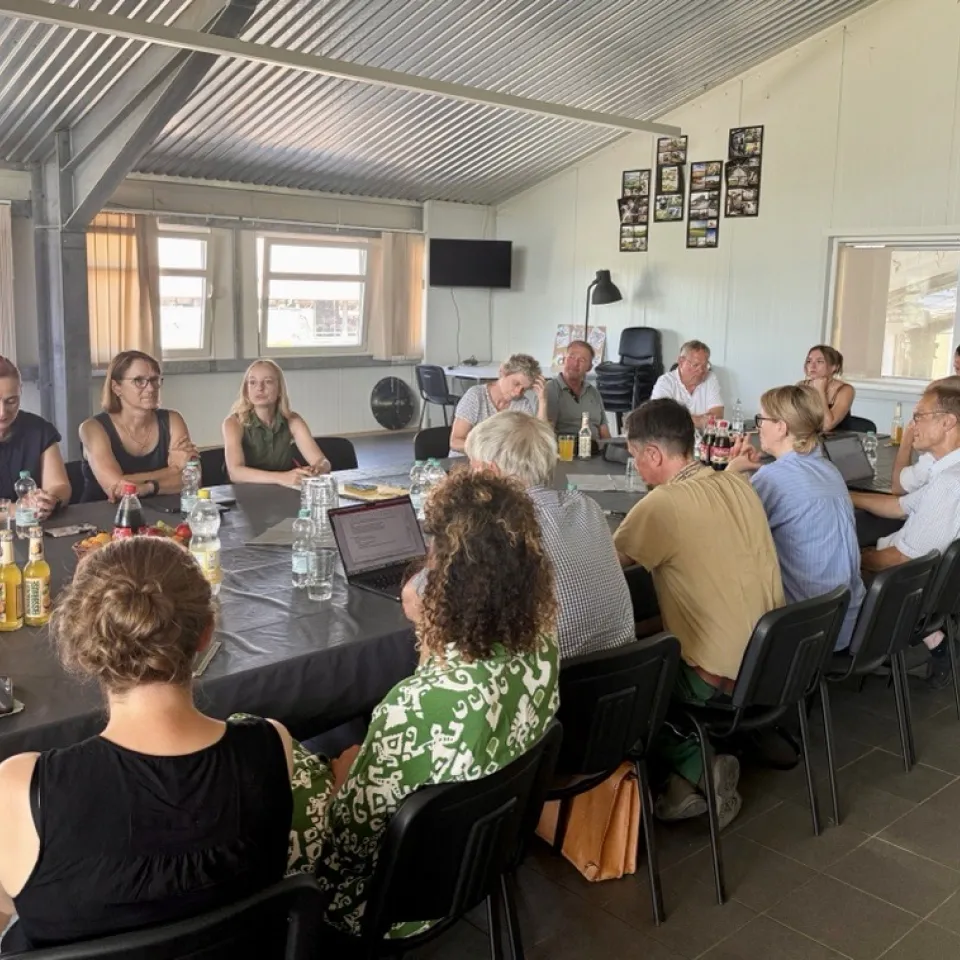 <p>Im Dialog über eine sichere Düngemittelversorgung am 30. Juli 2026 in Möckern (Sachsen-Anhalt): hinten v. l. n. r. Elrid Pasbrig, MdL, Dr. Franziska Kersten, MdB, Sabrina Repp, MdEP.</p>