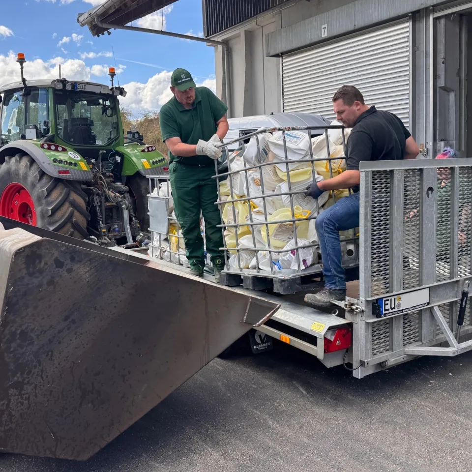 <p>Landwirt Philipp Kloock sammelt seine leeren Pflanzenschutzmittel-Verpackungen und entsorgt sie einmal pro Jahr im Rahmen der PAMIRA-Sammelaktion.</p>