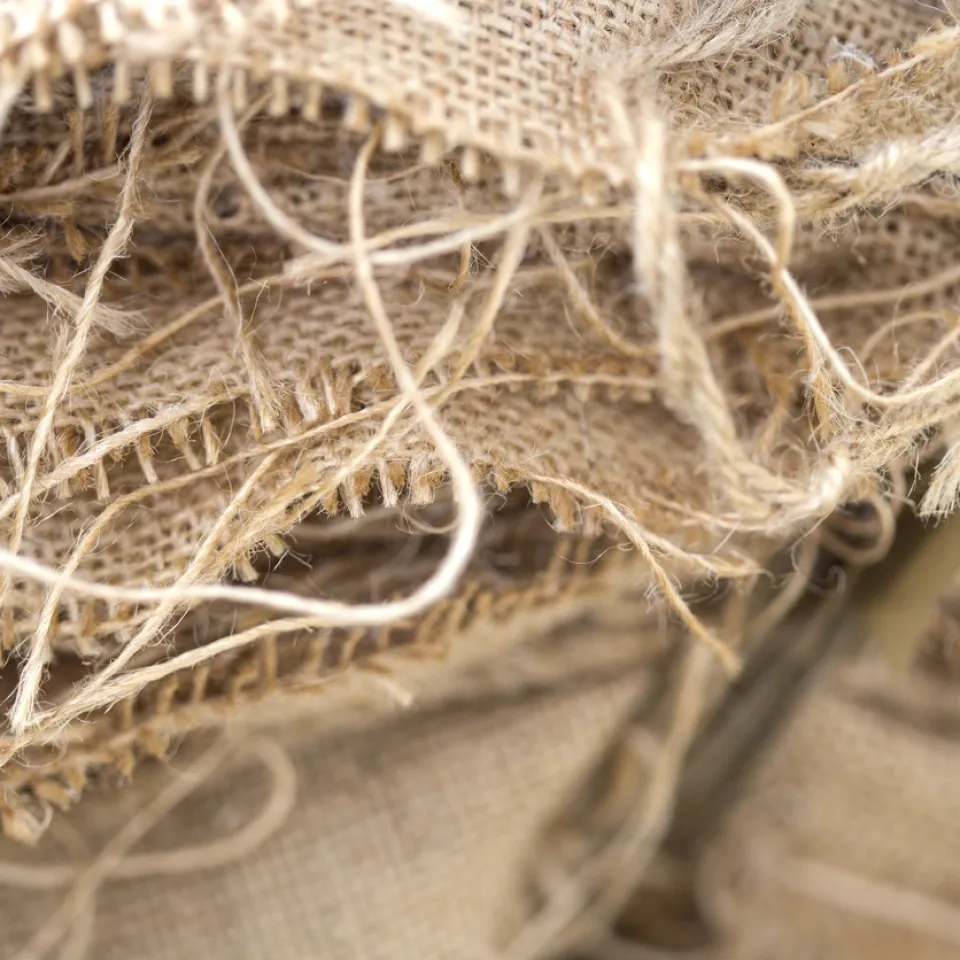 <p>Aus dem Jute-Garn werden vor allem Säcke oder Beutel hergestellt, neuerdings auch Dämmstoffe, Geotextilien oder Verbundwerkstoffe.&nbsp;</p>