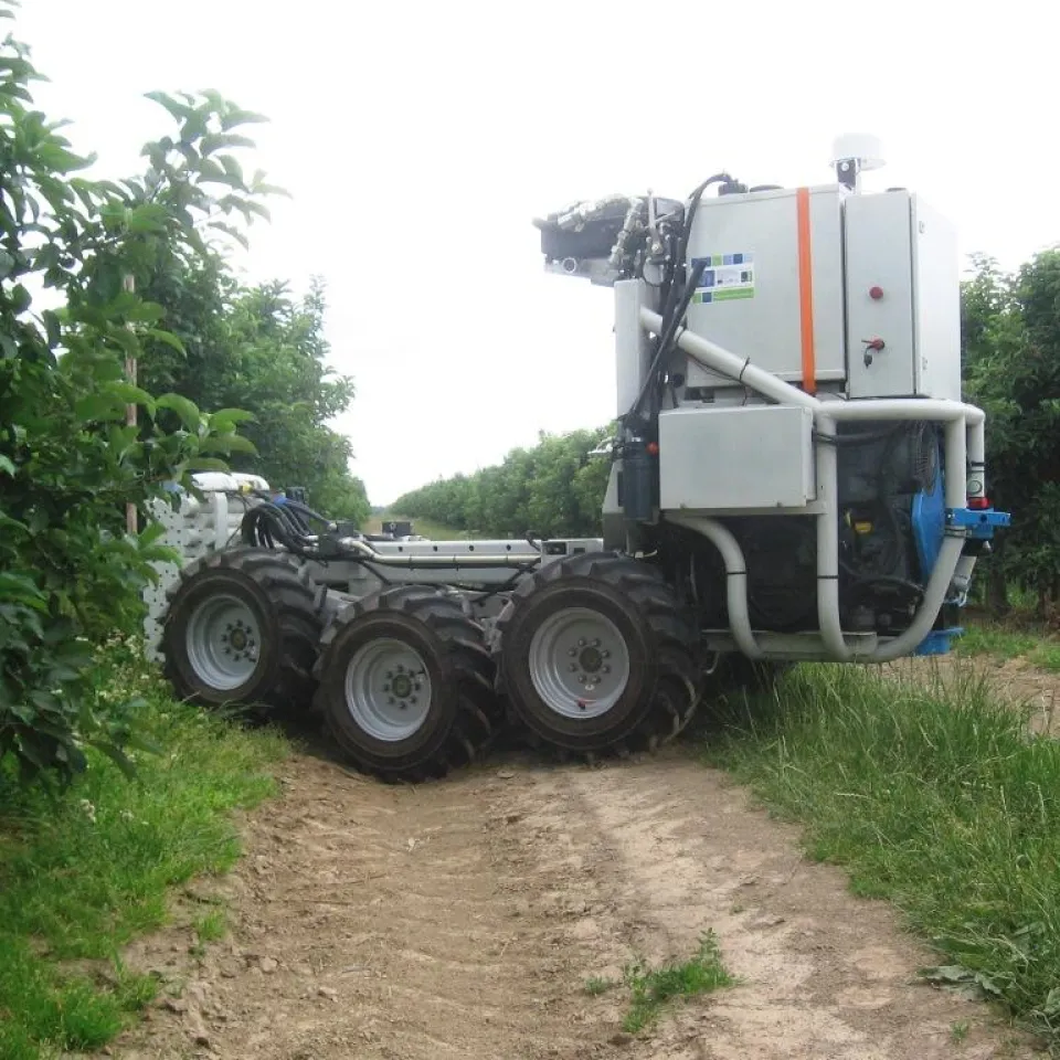 Planmäßige Markteinführung 2012: Roboter für Obstplantagen