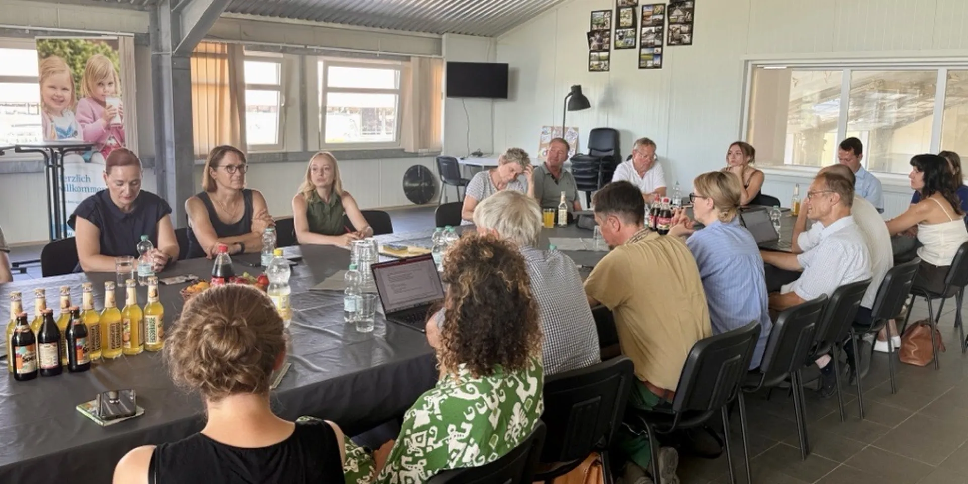 <p>Im Dialog über eine sichere Düngemittelversorgung am 30. Juli 2026 in Möckern (Sachsen-Anhalt): hinten v. l. n. r. Elrid Pasbrig, MdL, Dr. Franziska Kersten, MdB, Sabrina Repp, MdEP.</p>