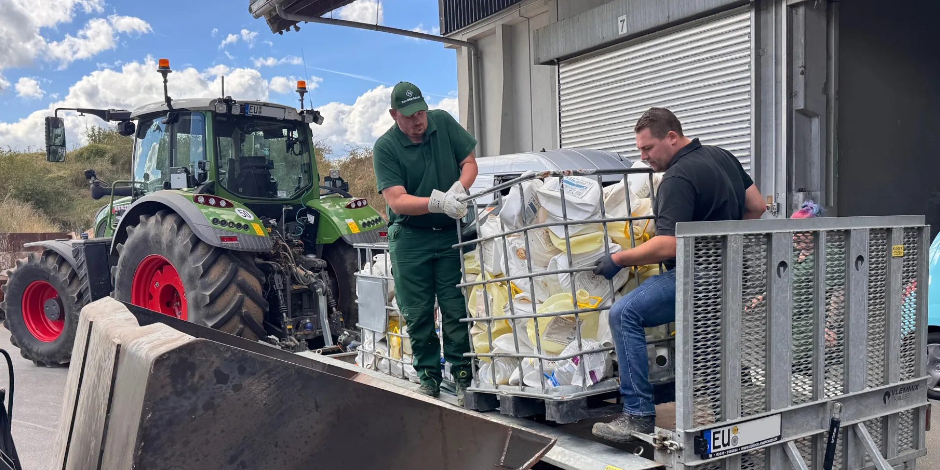 <p>Landwirt Philipp Kloock sammelt seine leeren Pflanzenschutzmittel-Verpackungen und entsorgt sie einmal pro Jahr im Rahmen der PAMIRA-Sammelaktion.</p>