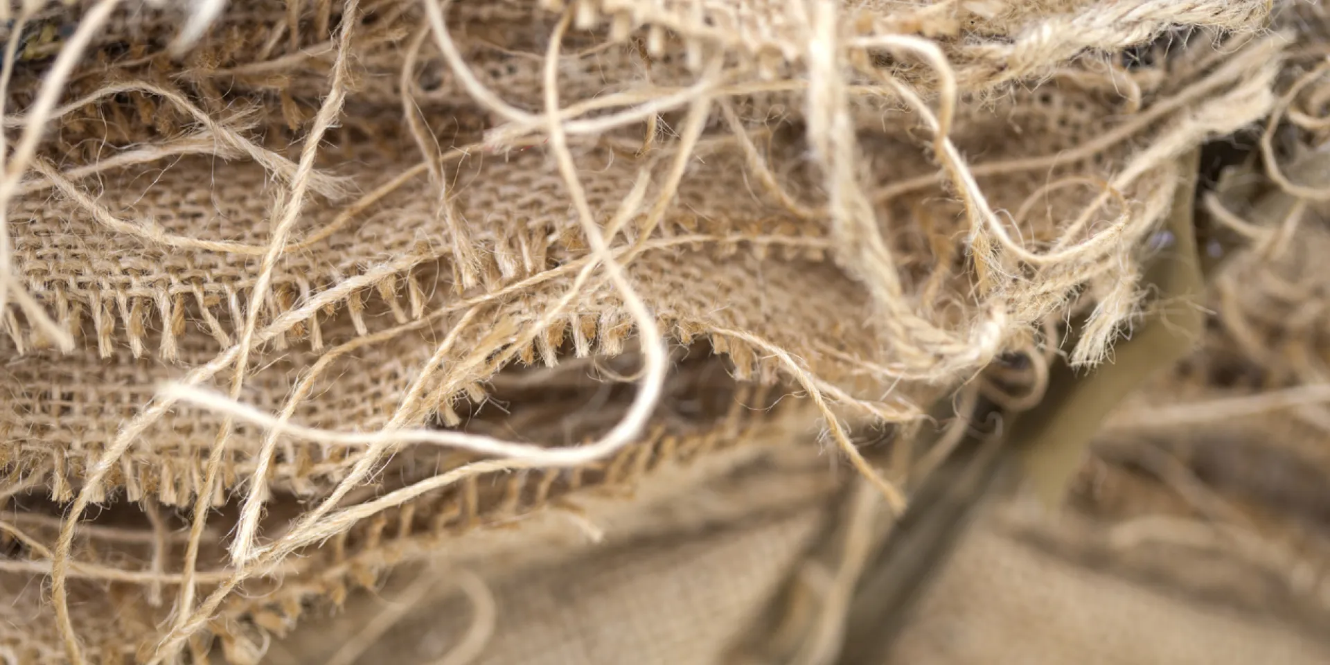 <p>Aus dem Jute-Garn werden vor allem Säcke oder Beutel hergestellt, neuerdings auch Dämmstoffe, Geotextilien oder Verbundwerkstoffe.&nbsp;</p>